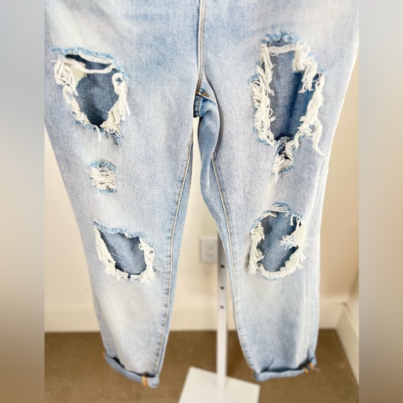 BDG Mom high-rise distressed jeans jeans. Size 25. Retails $69 NWT. - Picture 8 of 17